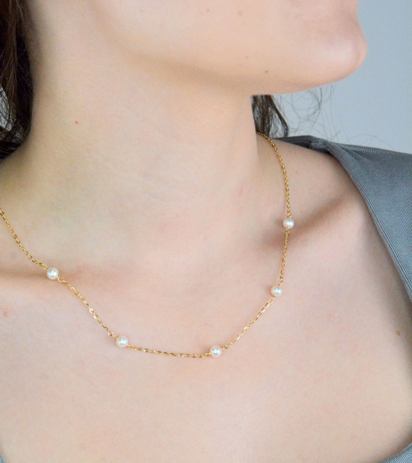 Naszyjnik złoty z perełkami pr 585, D0GM10805 N Złoty naszyjnik 585 celebrytka z pięcioma małymi perełkami. Niezwykły blask szlachetnego kruszcu zamknięty w wyjątkowej formie.1.jpg